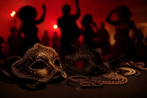 Olga Speakeasy faz baile de máscaras em Curitiba, dia 30 está sold out