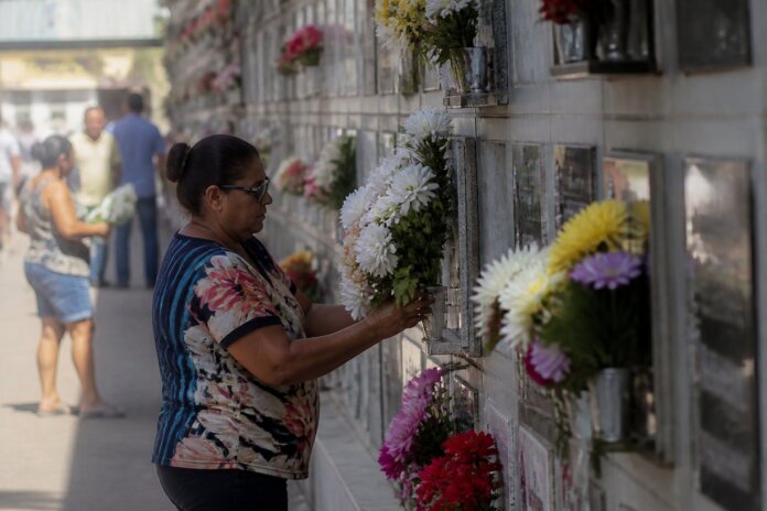 Cemitérios de Pinhais funcionam em horário especial no Dia de Finados