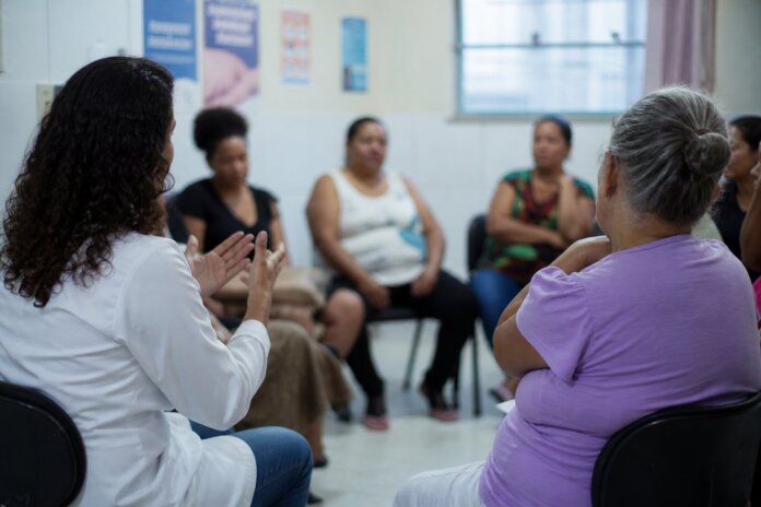 CAPS de Pinhais realiza ação do Outubro Rosa unindo saúde física e mental