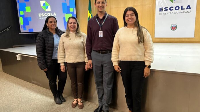 Arapongas leva equipe a encontro sobre assistência social em Curitiba