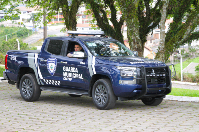 Castro conclui renovação da frota da Guarda Municipal com entrega de duas caminhonetes
