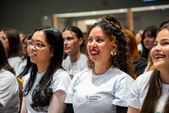 137 mulheres se formam em cursos de beleza e informática em Campo Largo