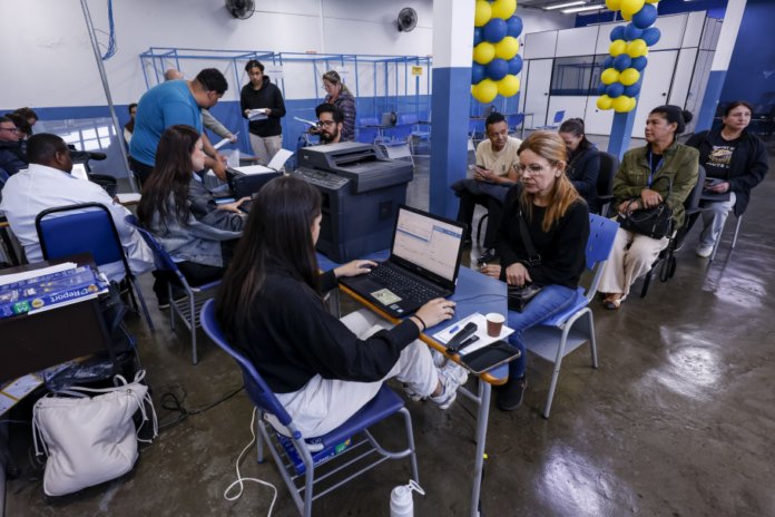 Mercado Livre e Magazine Luiza abrem 320 vagas em Araucária esta semana