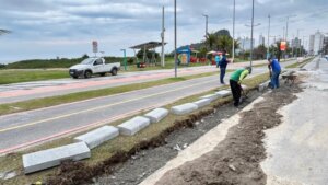 Matinhos instala meios-fios altos na orla para proteger gramado e aumentar segurança