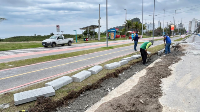 Matinhos instala meios-fios altos na orla para proteger gramado e aumentar segurança