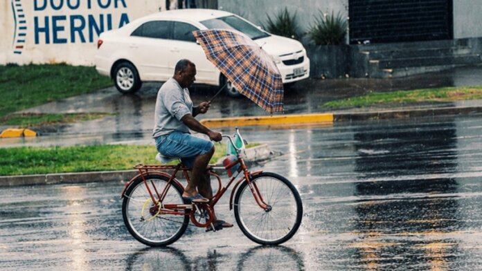 Chuva com granizo causa alagamentos em Arapongas, mais precipitação até domingo (25)