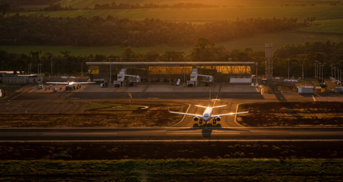 Aeroporto de Cascavel libera pousos em pista molhada após testes de segurança