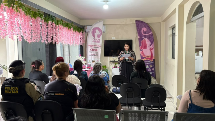 Mulheres do CRAM recebem certificados em Design de Sobrancelhas e Kokedama em Campo Mourão