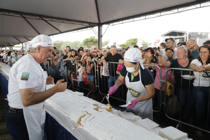 Cascavel celebra 75 anos com bolo de 75 metros cortado na Expovel