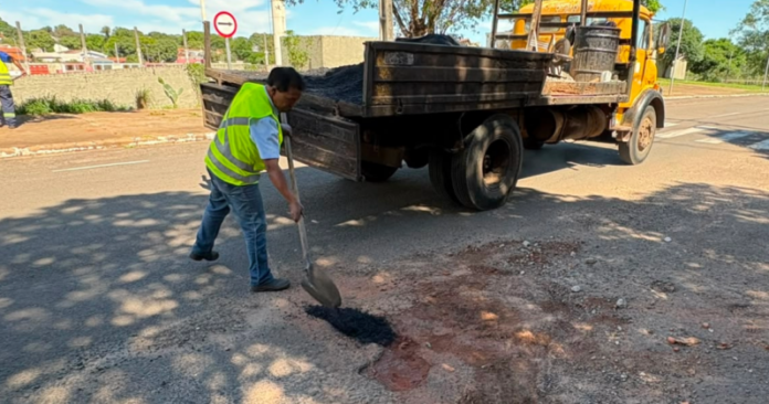Chuvas acabam e Paranavaí retoma reparos de rua danificada