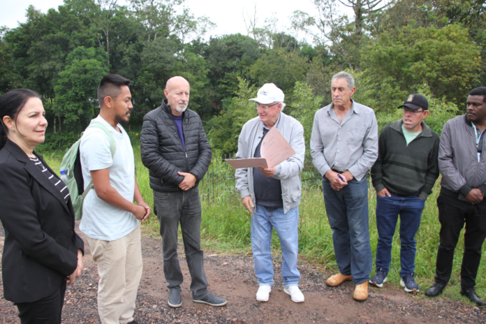 Castro entrega terreno à comunidade indígena para venda de artesanato