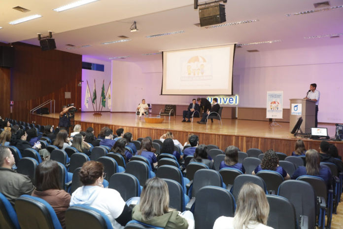 Cascavel reúne municípios para compartilhar experiência em acolhimento familiar