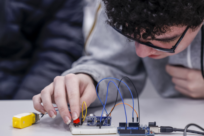 Araucária abre curso gratuito de robótica: inscrições transformam trajetórias