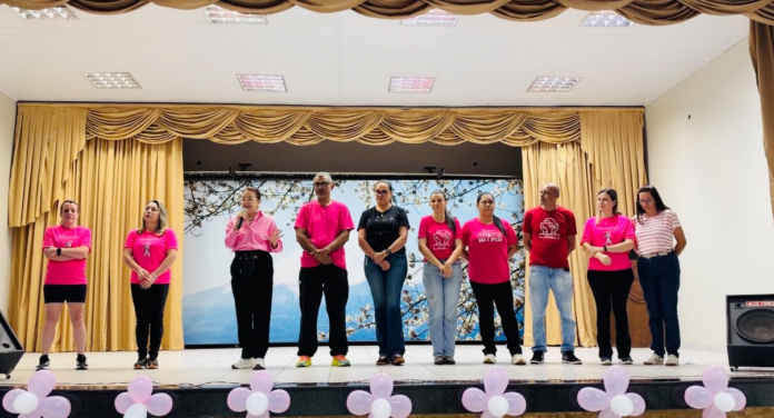 Idosos de Arapongas dançam em aulão do Outubro Rosa