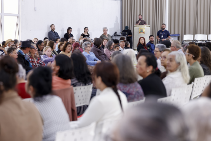 Araucária celebra mês da pessoa idosa com desfile, show e baile