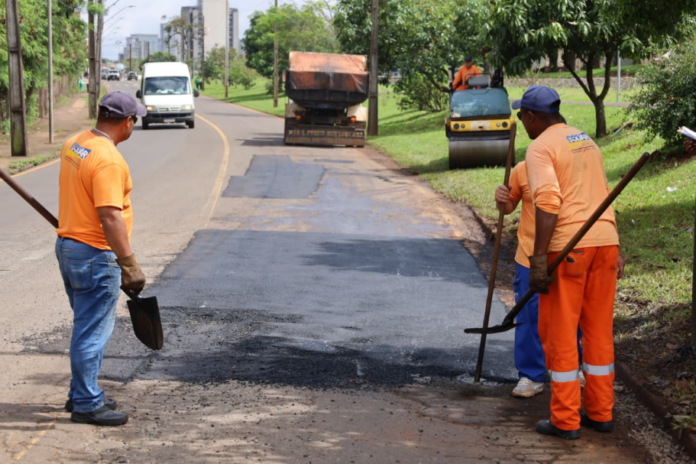 Arapongas intensifica reparo de ruas aproveitando período sem chuva