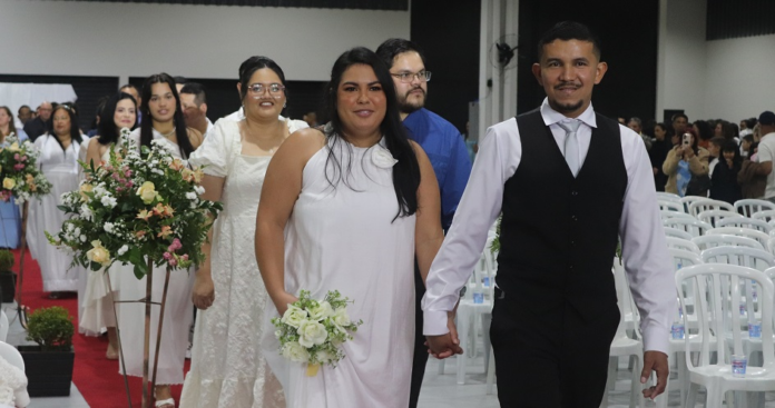 221 casais oficializam casamento coletivo gratuito em Campo Largo
