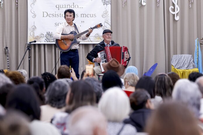 Araucária: show de talentos reúne 220 idosos em apresentações de música, dança e poesia