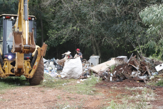 Rio Cascavel recebe limpeza com voluntários, prefeitura recolhe resíduos da construção