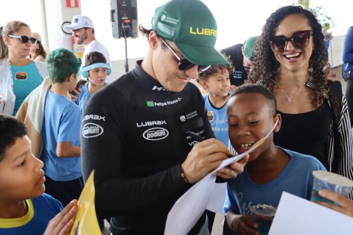 100 alunos de Cascavel visitam Stock Car e conhecem pilotos e carros no autódromo