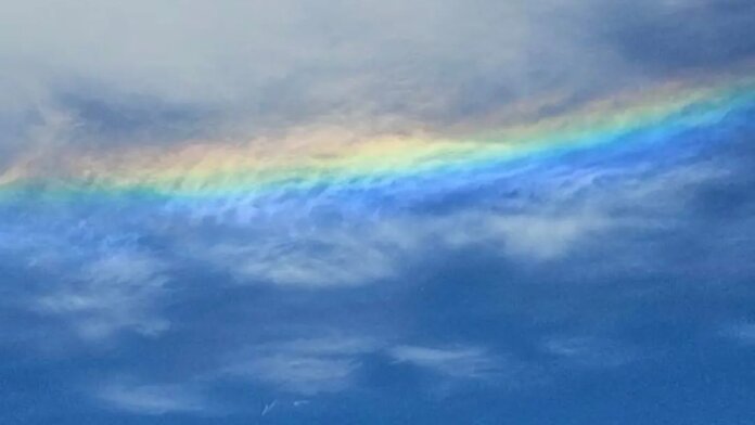 Arco circum-horizontal ilumina o céu de Curitiba; saiba o que é o fenômeno