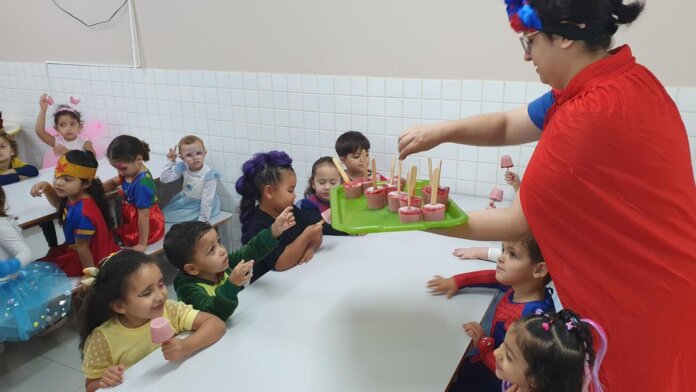 Toledo distribui lanche especial às crianças das escolas e creches pelo Dia das Crianças