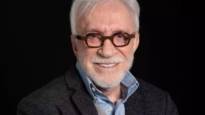 O cantor Moacyr Franco em foto de divulgação