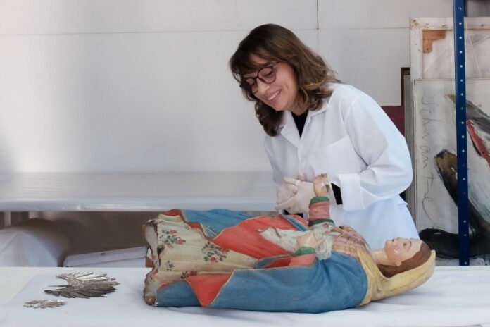 Restauradora Ana Caniatti trabalha na imagem de Nossa Senhora da Luz dos Pinhais