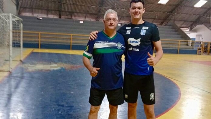 Henrique, levantador de Guaratuba na Seleção Brasileira, treina com ex-técnico durante férias