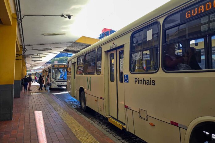 Ônibus metropolitano no terminal com embarque de passageiros