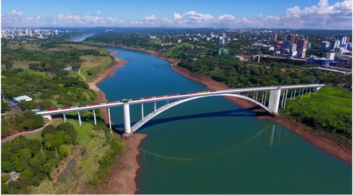 Ponte da Amizade testa biometria de palma da mão para pedestres em Foz do Iguaçu