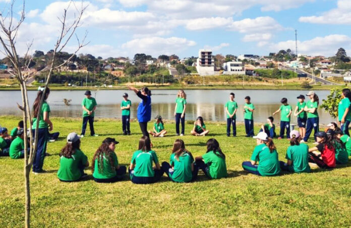 Alunos de Londrina plantam árvores frutíferas e aprendem sobre preservação ambiental
