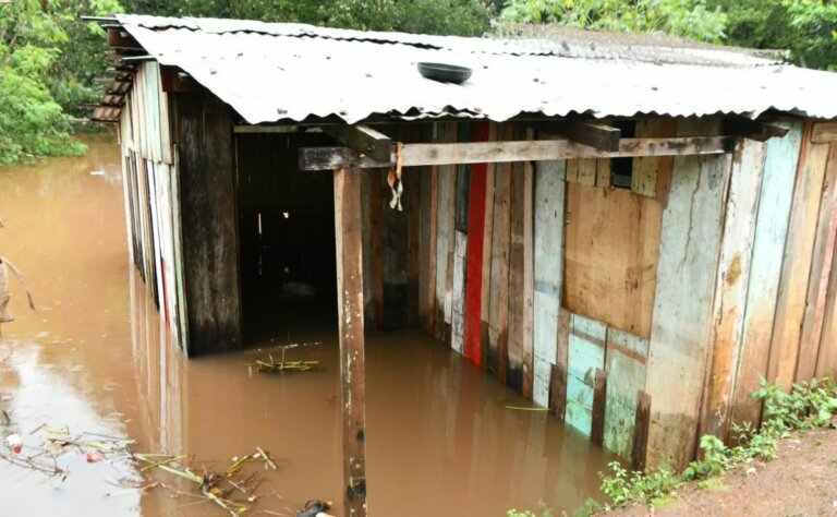 Rio Paraná sobe para 111 metros em Cascavel, 41 famílias já foram retiradas