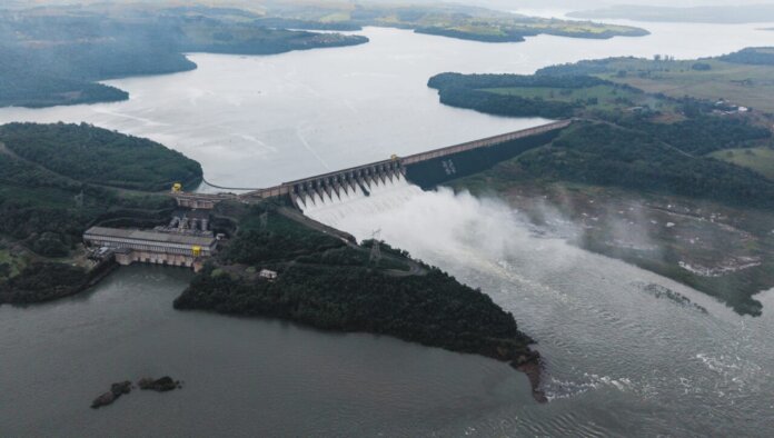 Chuvas contínuas fazem usinas do Paraná baterem recorde de vazão