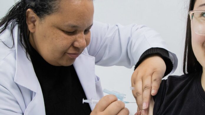 Apucarana reforça vacinação contra HPV em outubro rosa para meninas e meninos