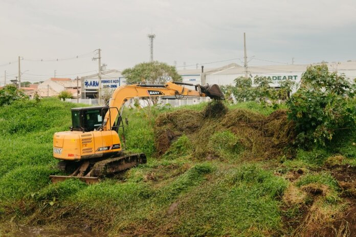 Parque da Fonte tem canal limpo para reduzir risco de alagamentos em São José